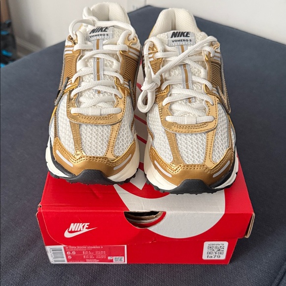 Brand new Nike Zoom Vomero 5 Women’s Gold and White Sneakers - Picture 4 of 4